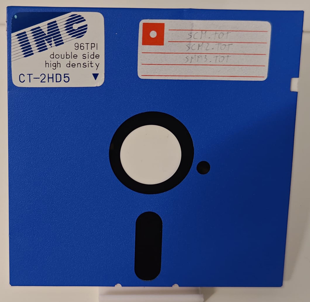 Disco de 5¼" doble cara y alta densidad, capacidad 1,2Mb