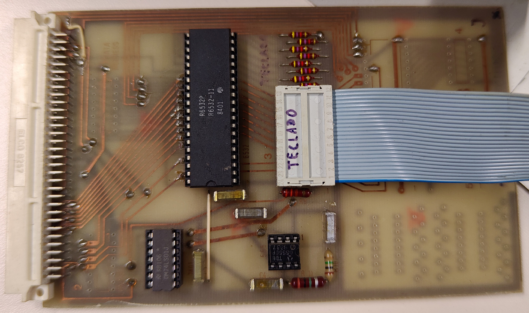 Placa controladora de teclado del Junior Computer con chip Rockwell R6532P (RIOT)